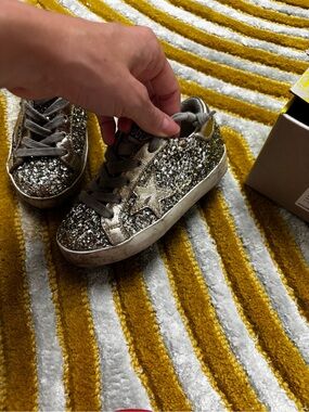 Golden Goose Kids Glitter Star Low-Top Sneakers in Metallic Gold